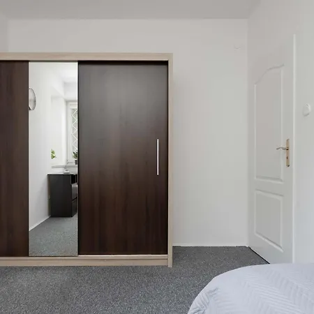 Family With Balcony And 2 Bedrooms In By Renters Варшава